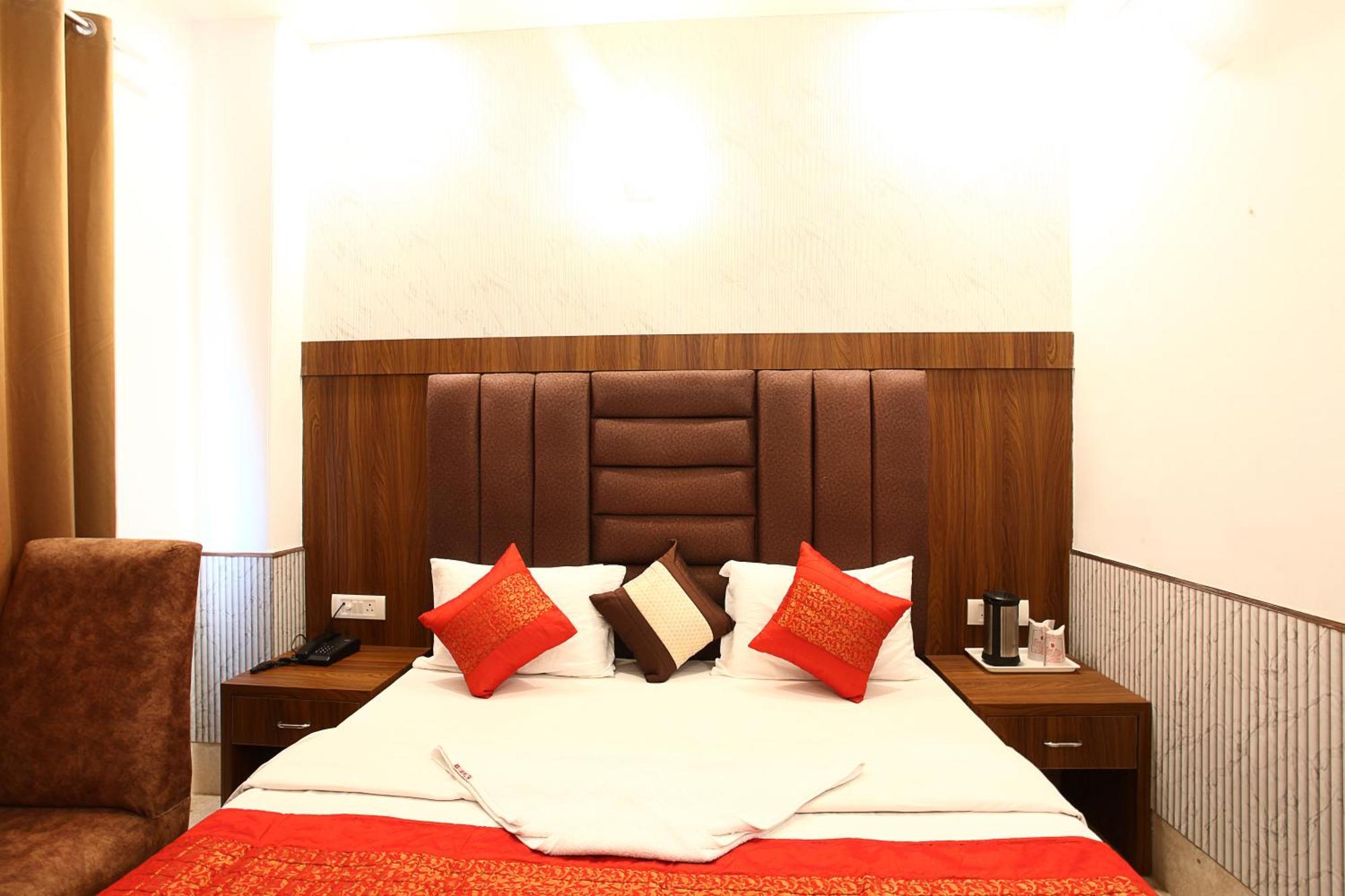 Hotel Taksh Hhr, Karol Bagh, Metro Station