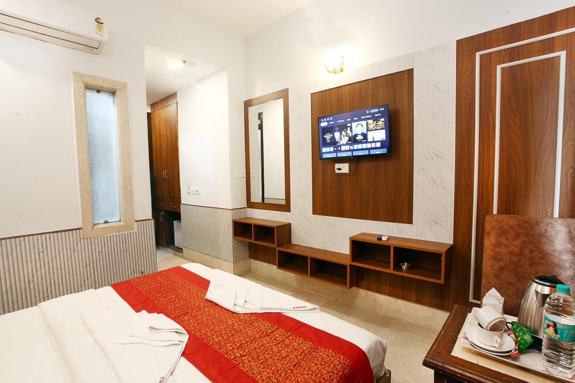 Hotel Taksh Hhr, Karol Bagh, Metro Station