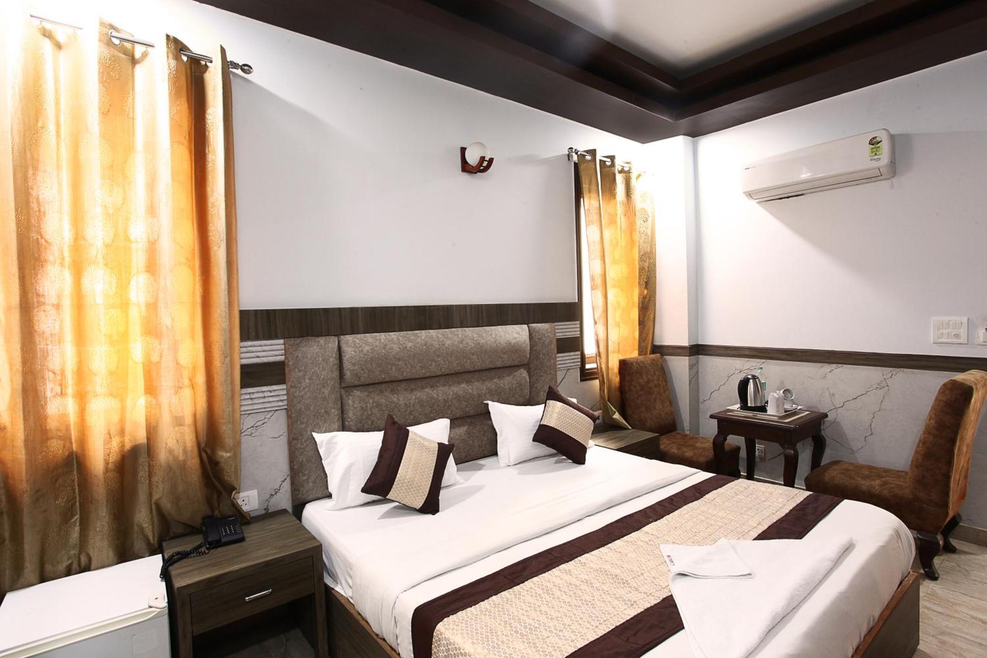 Taksh Hhr, Karol Bagh, Metro Station Hotel