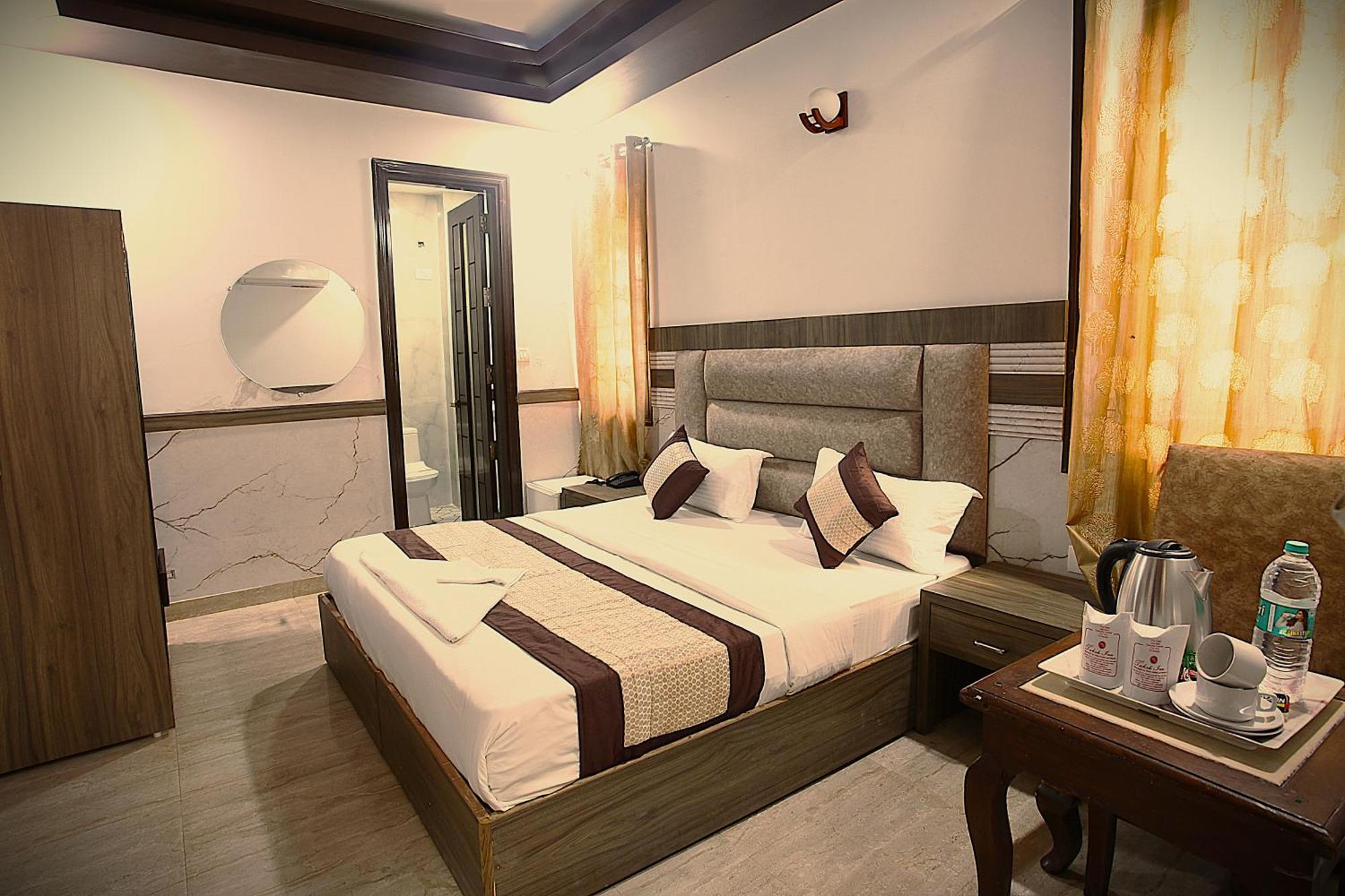 Hotel Taksh Hhr, Karol Bagh, Metro Station New Delhi